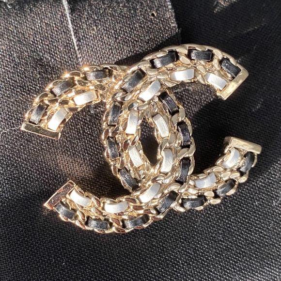CHANEL 2022A GOLDEN TONE CC LOGO WHITE AND BLACK LEATHER SMALL BROOCH - Picture 12 of 14